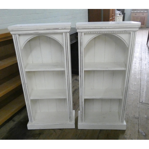 21 - A pair of small cream painted open bookshelves, each 18