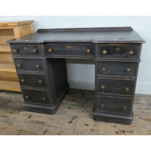 22 - A Victorian mahogany kneehole desk, fitted right drawers, 4' wide