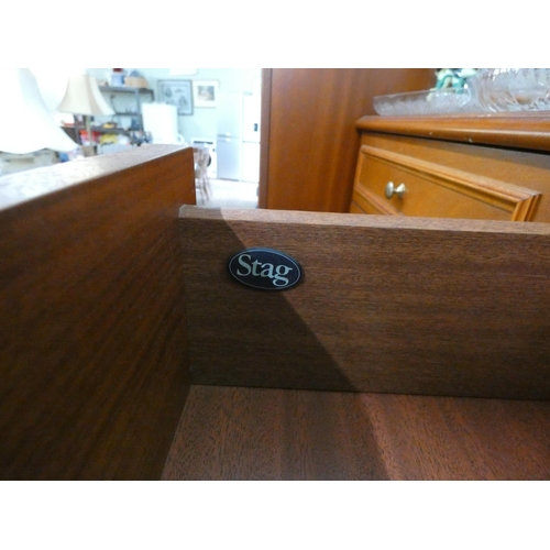 32 - A modern stag mahogany single pedestal dressing table and a pair of matching three drawer bedside ch... 