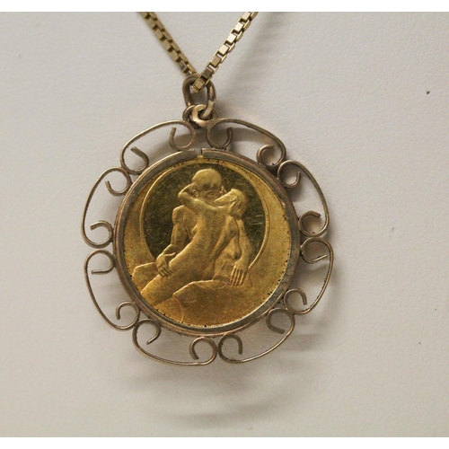 542 - Pobjoy limited edition 9ct gold pendant and chain, decorated with Rodin's 'The Kiss', weight 9.6g