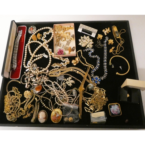 680 - Assorted ladies costume jewellery, vintage paste etc, cameo brooch etc