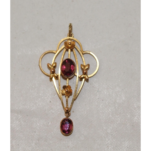 534 - A 9ct gold art nouveau garnet set pendant, 1.9g