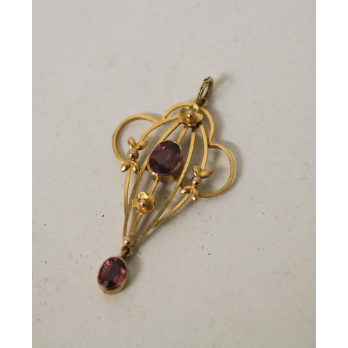 534 - A 9ct gold art nouveau garnet set pendant, 1.9g