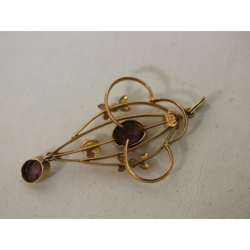 534 - A 9ct gold art nouveau garnet set pendant, 1.9g