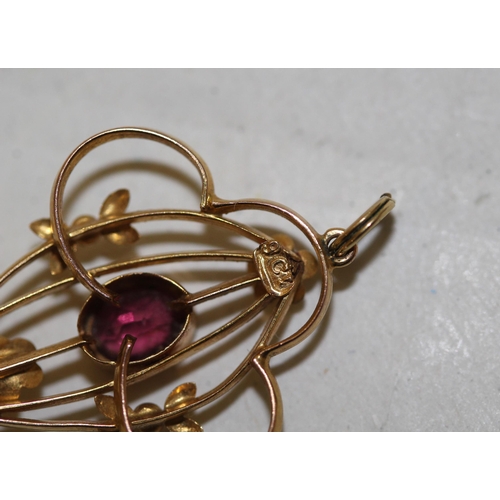 534 - A 9ct gold art nouveau garnet set pendant, 1.9g