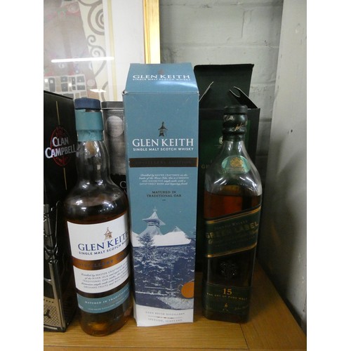 19 - A collection of two bottles of Clan Campbell Scotch whiskey, a bottle of Johnny Walker green label, ... 