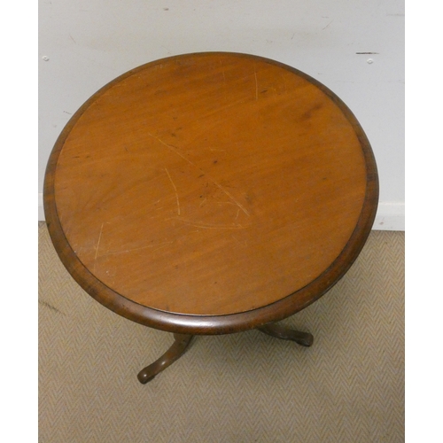 114 - A Victorian circular mahogany occasional table on tripod base, 18