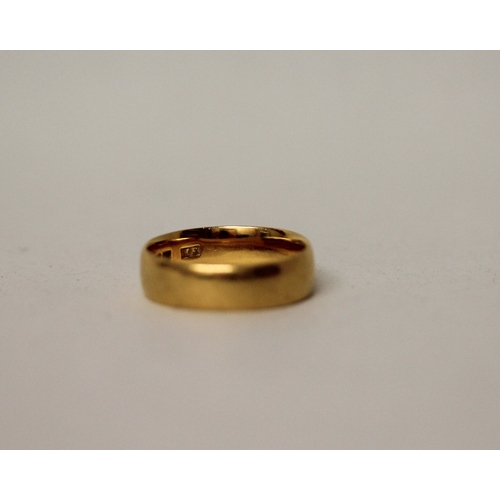 415 - A 22ct yellow gold wedding band, of plain form, ring size M, 5.2 grams