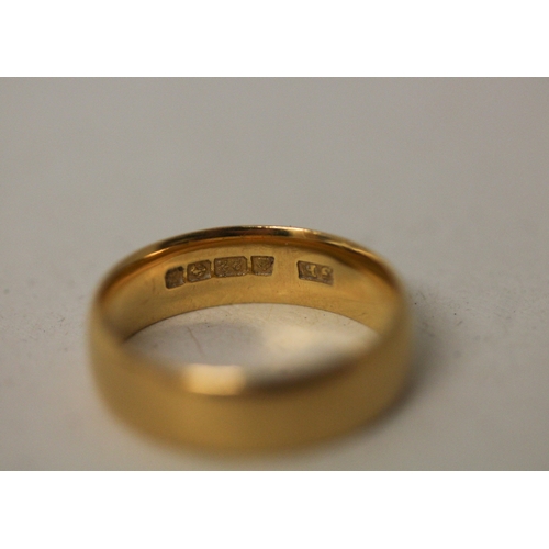 415 - A 22ct yellow gold wedding band, of plain form, ring size M, 5.2 grams