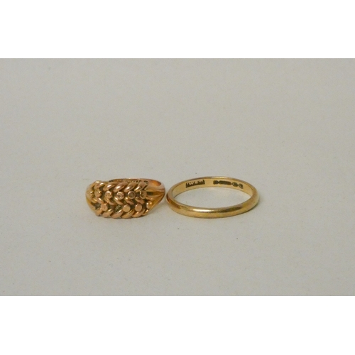 420 - A 9ct rose gold keeper ring and a 9ct gold wedding band. Keeper size L, band size R, gross weight 5.... 