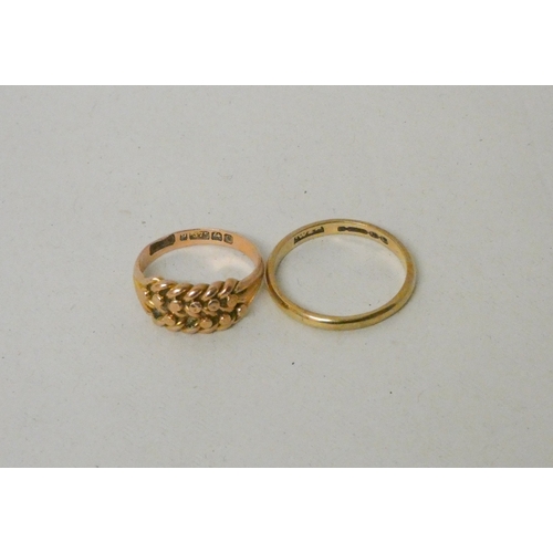 420 - A 9ct rose gold keeper ring and a 9ct gold wedding band. Keeper size L, band size R, gross weight 5.... 