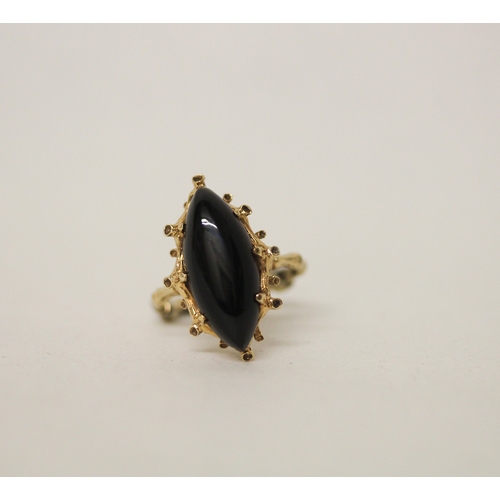 463 - An onyx dress ring in naturalistic yellow metal mount. Ring size K/L, gross weight 6.1g