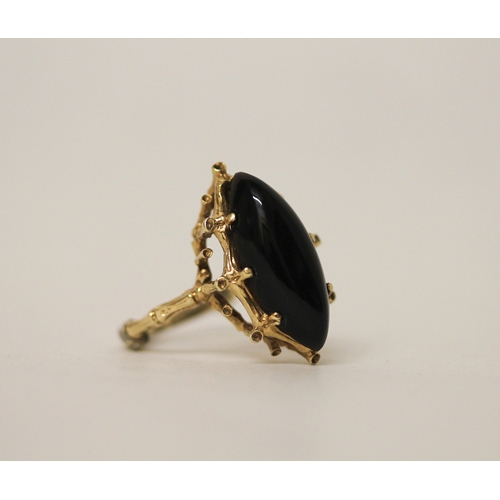 463 - An onyx dress ring in naturalistic yellow metal mount. Ring size K/L, gross weight 6.1g