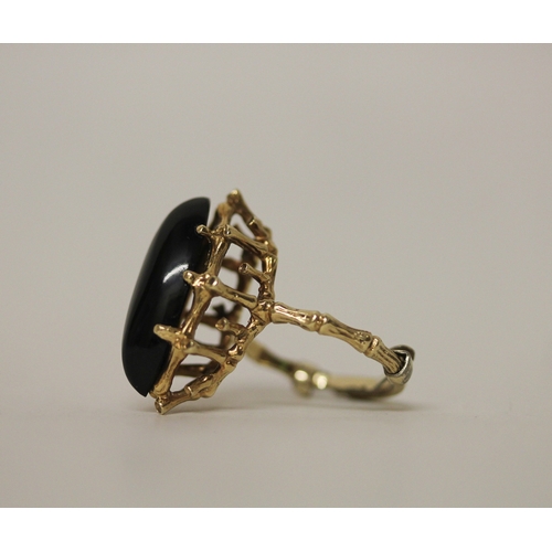 463 - An onyx dress ring in naturalistic yellow metal mount. Ring size K/L, gross weight 6.1g