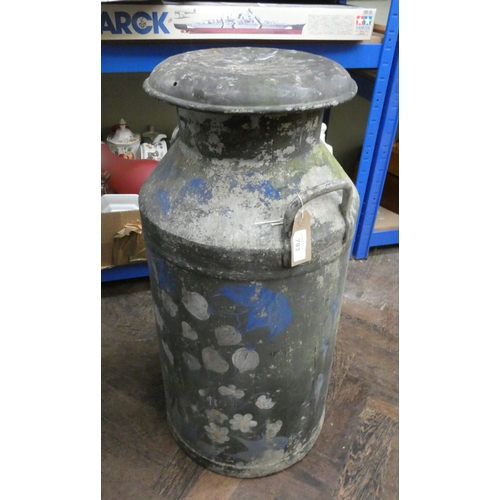 793 - A vintage milk churn with lid