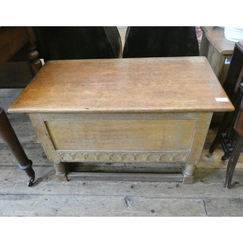 99 - An oak lift top blanket chest, 2'6