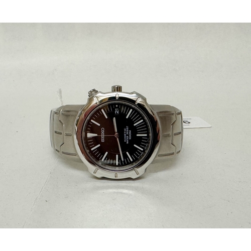 566 - A gent's Seiko kinetic date quartz wrist watch on a stainless steel strap