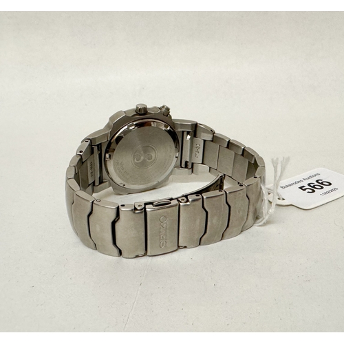 566 - A gent's Seiko kinetic date quartz wrist watch on a stainless steel strap