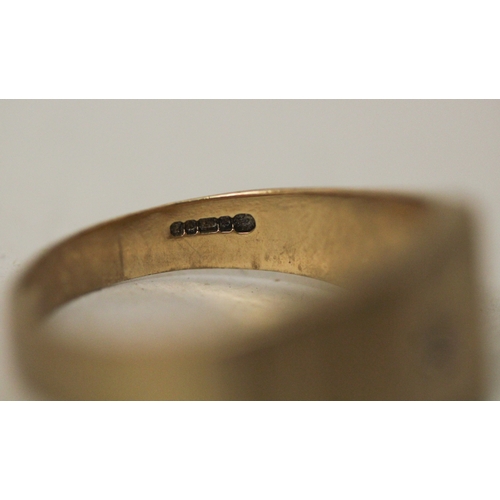 454 - A gents 9ct gold signet ring set with a small diamond to the square panel. Hallmarked, ring size U. ... 