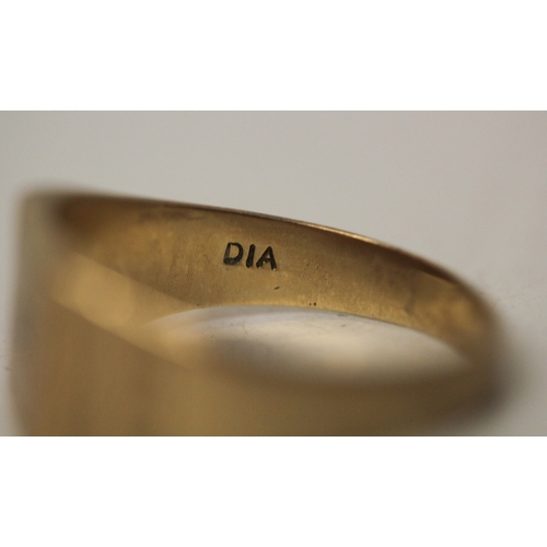 454 - A gents 9ct gold signet ring set with a small diamond to the square panel. Hallmarked, ring size U. ... 