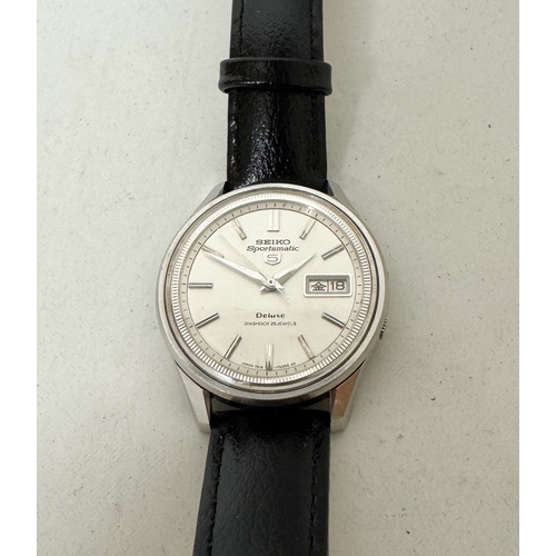 580 - Seiko 5 Sportsmatic automatic calendar wrist watch on black leather strap.