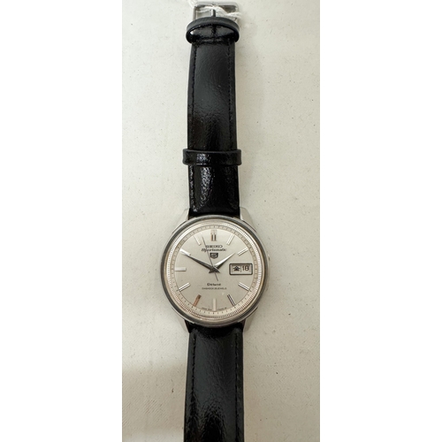 580 - Seiko 5 Sportsmatic automatic calendar wrist watch on black leather strap.