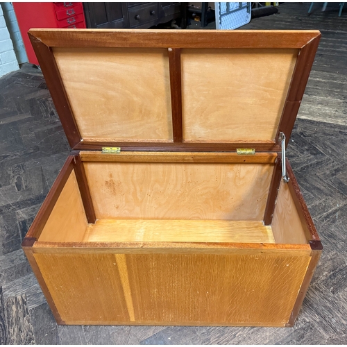 292 - A small teak finished blanket box, 2'6