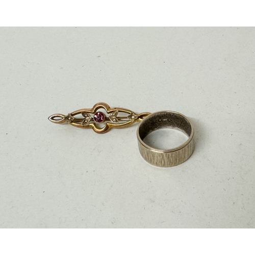 407 - A 9ct white gold wedding band, ring size Q and a garnet set 9ct gold bar brooch, gross weight of bot... 