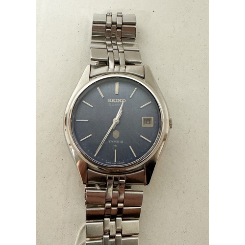 560 - A gent's Seiko type II quartz date wrist watch on a stainless steel strap