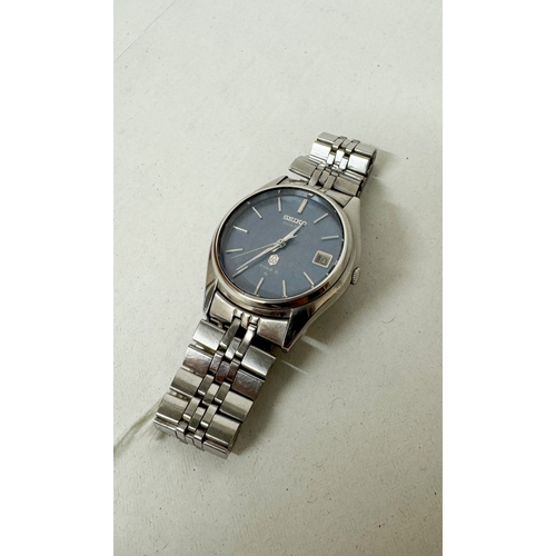 560 - A gent's Seiko type II quartz date wrist watch on a stainless steel strap
