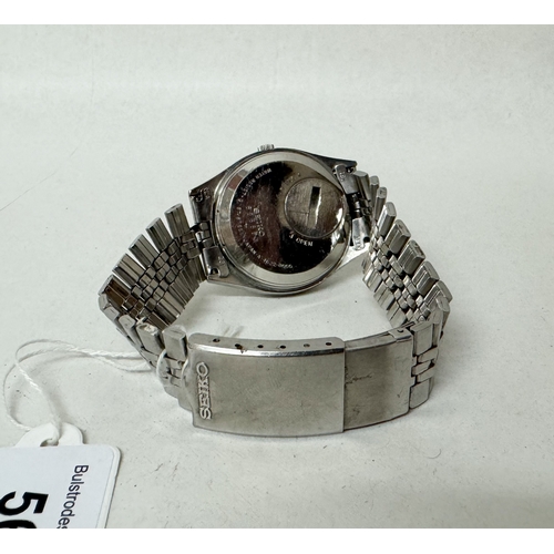 560 - A gent's Seiko type II quartz date wrist watch on a stainless steel strap