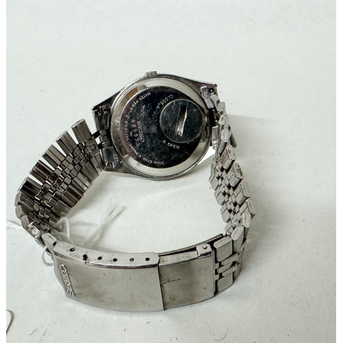 560 - A gent's Seiko type II quartz date wrist watch on a stainless steel strap