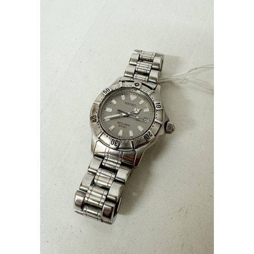 561 - A gent's Seiko scuba diver's date quartz wrist watch on a stainless steel strap