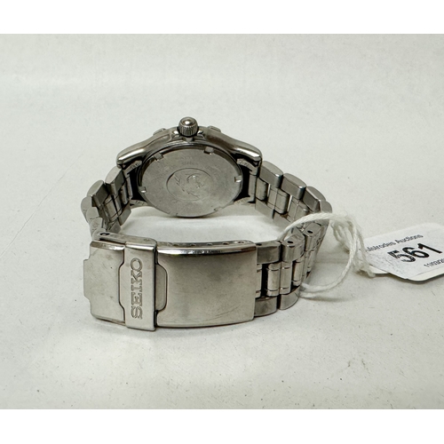561 - A gent's Seiko scuba diver's date quartz wrist watch on a stainless steel strap
