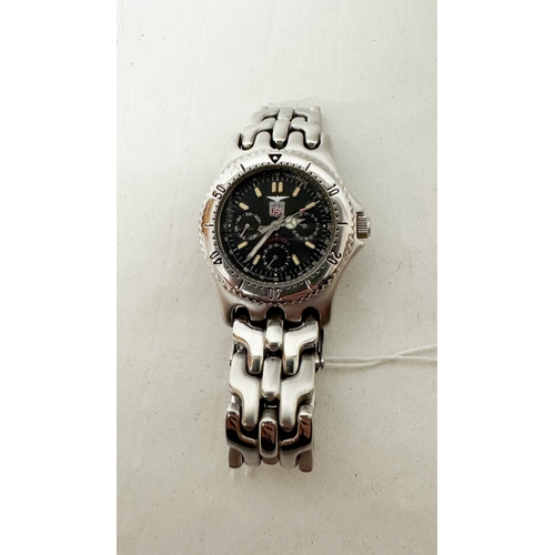 563 - A gent's Elgin USA quartz wrist watch on a stainless steel strap