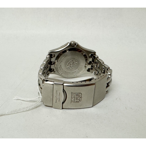 563 - A gent's Elgin USA quartz wrist watch on a stainless steel strap