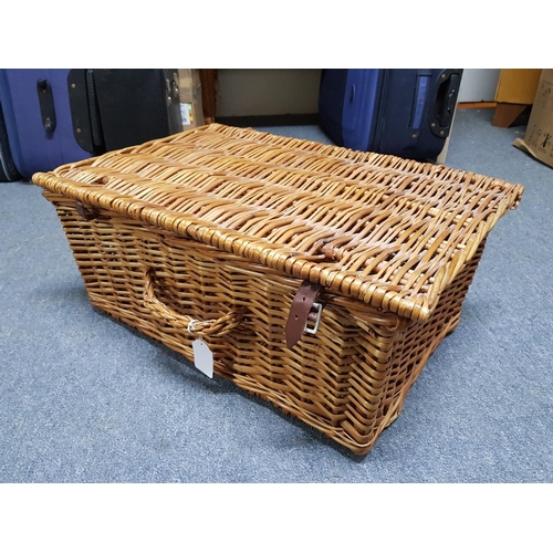 871 - Wicker Picnic Basket / Hamper