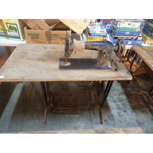 806 - Singer Sewing Machine on Table with Tradel - No Belts