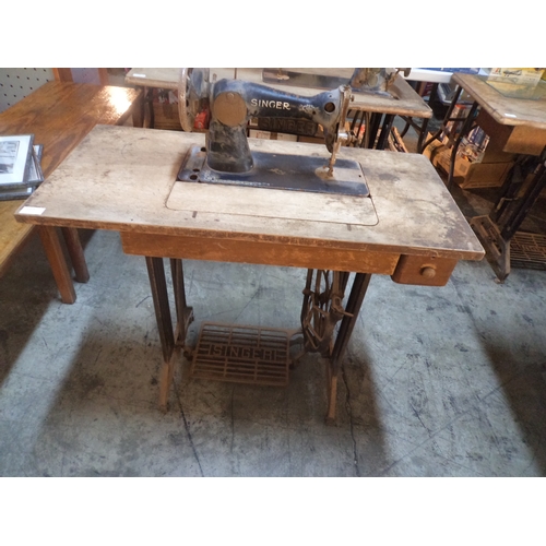 805 - Singer Sewing Machine on Table with Tradel - No Belts