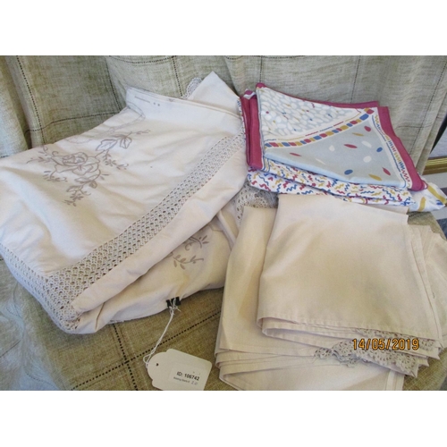 635 - Table Cloth (2), Napkins (2)