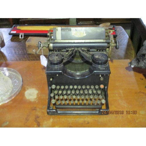 423 - 'Royal' Vintage Metal Typewriter