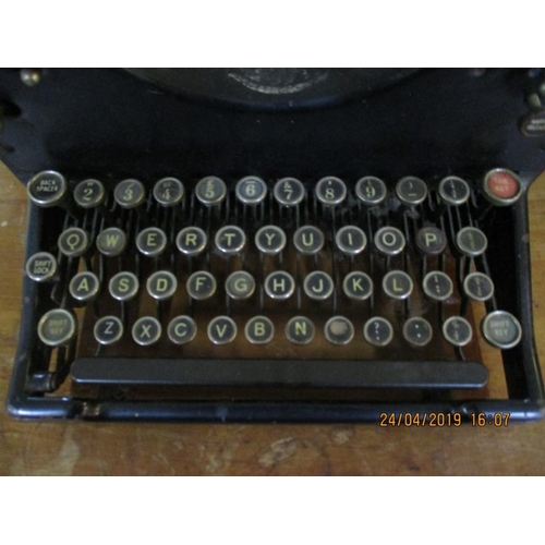 423 - 'Royal' Vintage Metal Typewriter