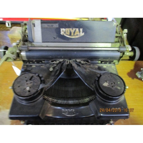 423 - 'Royal' Vintage Metal Typewriter