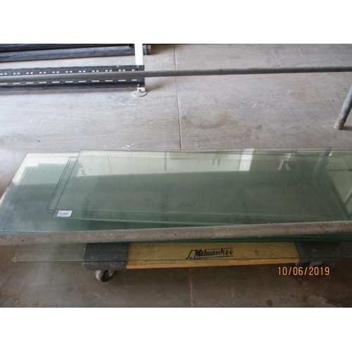 2405 - Quantity of Assorted Glass Shelves