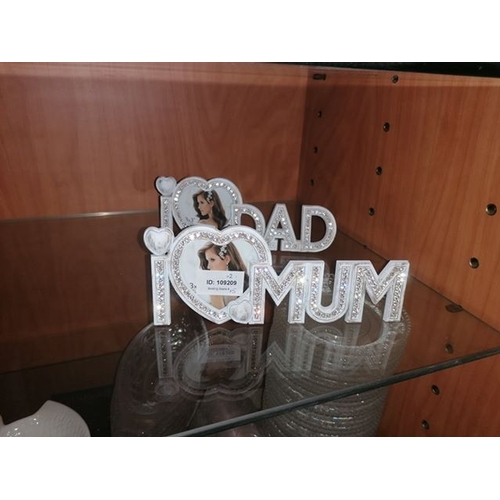 2415 - ''I Love Mum'' and ''I Love Dad'' Picture Frames