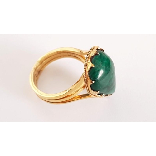 8 - 9ct Yellow Gold Green Malachite Tear Drop Ring, Size T, Total Weight: 12g