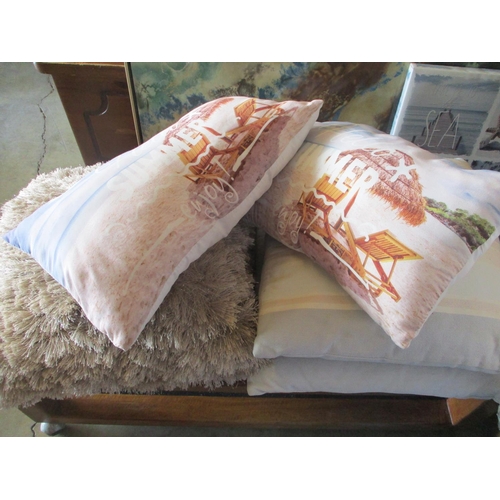 901 - 6 x Assorted Cushions