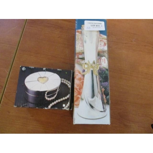 4119 - Box & Bud Vase