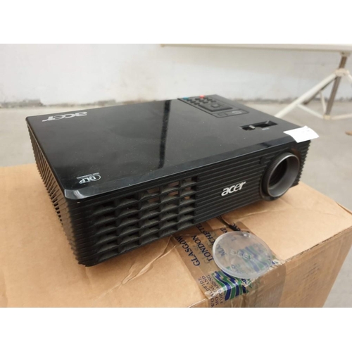 195 - Acer Projector with 2m x 2m Screen