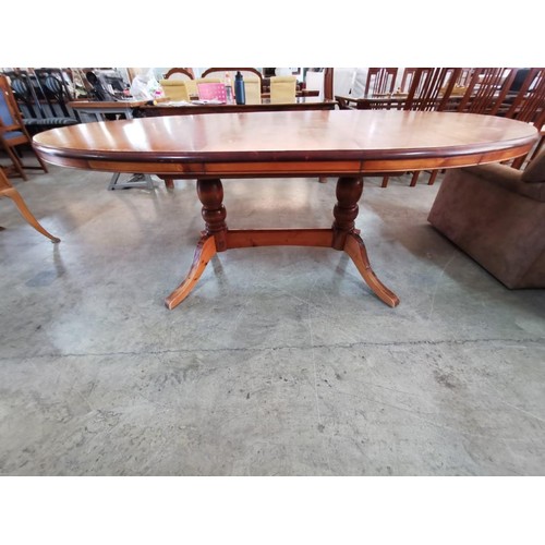 294 - Solid Wood Extending Oval Dinning Table (H:78cm x W:150-194cm x D:106cm)